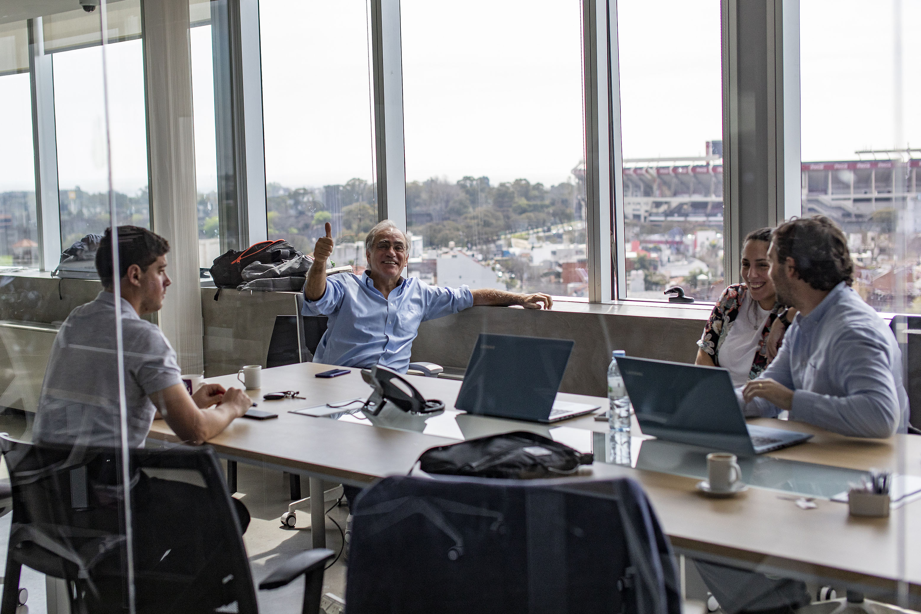Equipo de trabajo reunido en una mesa